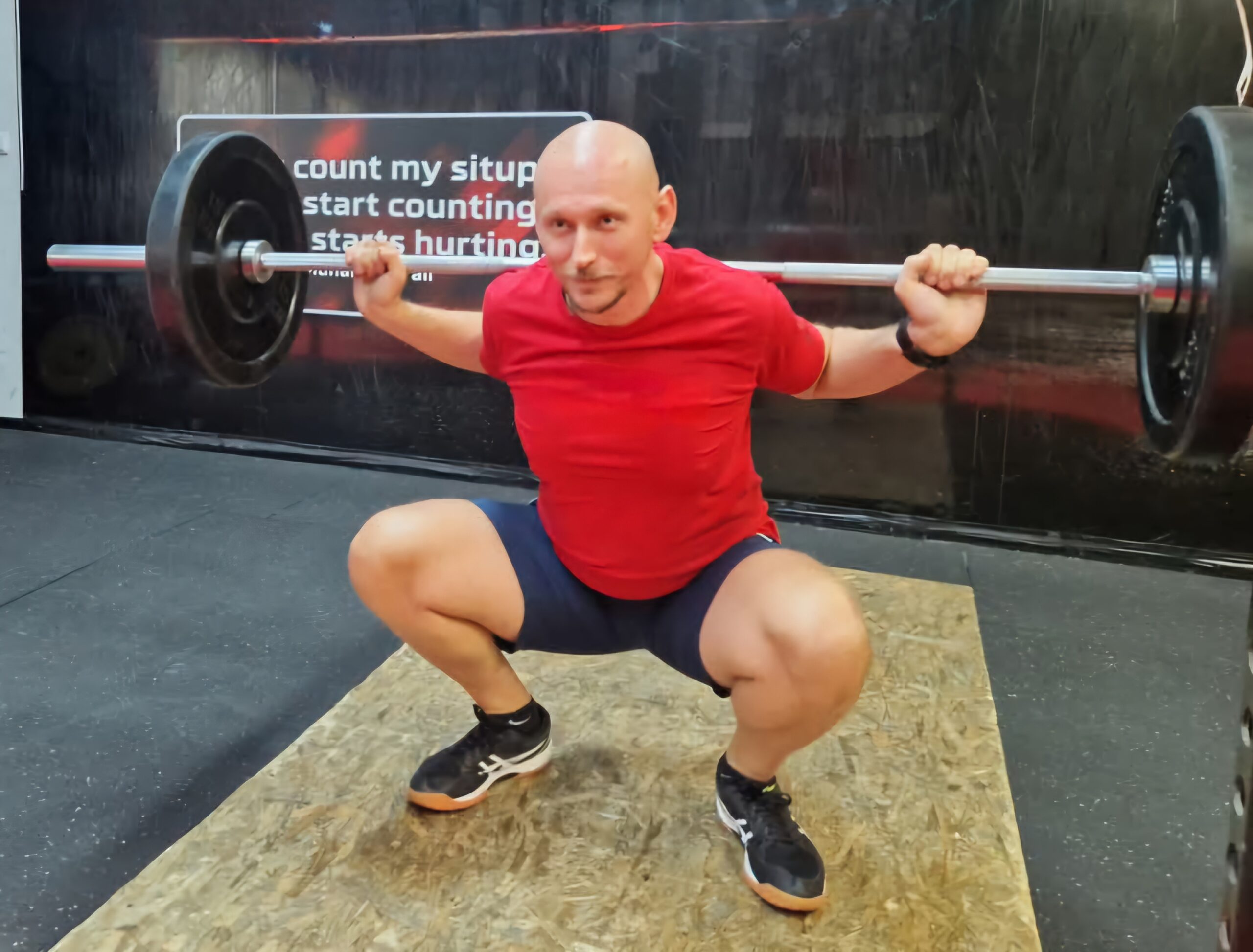 Tehnično izveden počep z olimpijsko palico za razvoj moči