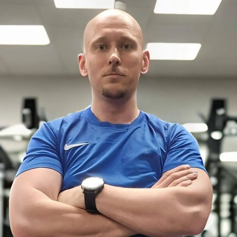 Portret osebnega trenerja in kineziologa v fitnes centru